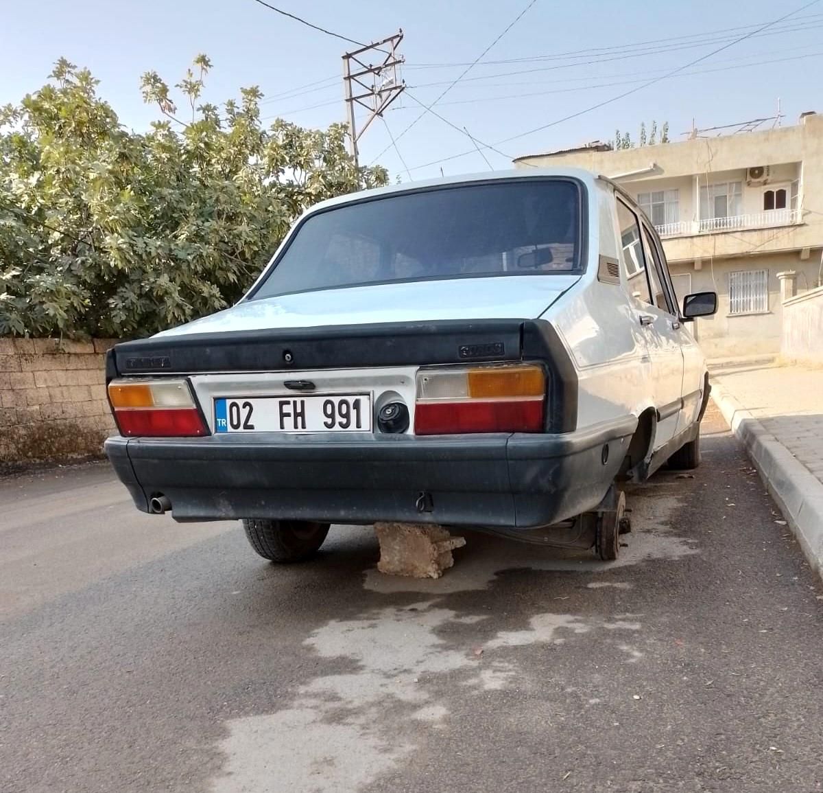 Adıyaman\'da Park Halindeki Otomobilin Tekeri Çalındı