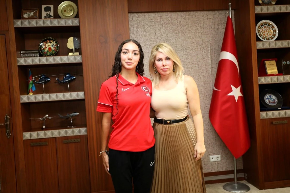 Akdeniz Üniversitesi Rektörü Prof. Dr. Özlenen Özkan, milli triatlet Selinay Tuğçe Kır ile bir araya geldi