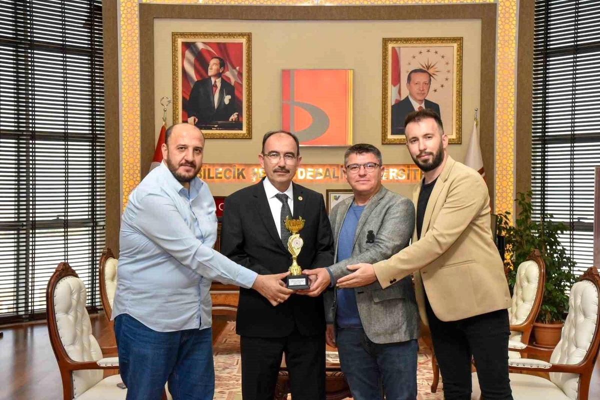 Bilecik Şeyh Edebali Üniversitesi Şampiyonları Kupalarını Rektör\'e Takdim Etti