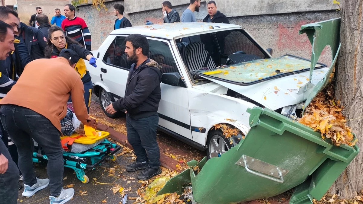 Sivas\'ta Trafik Kazası: 2 Kişi Yaralandı