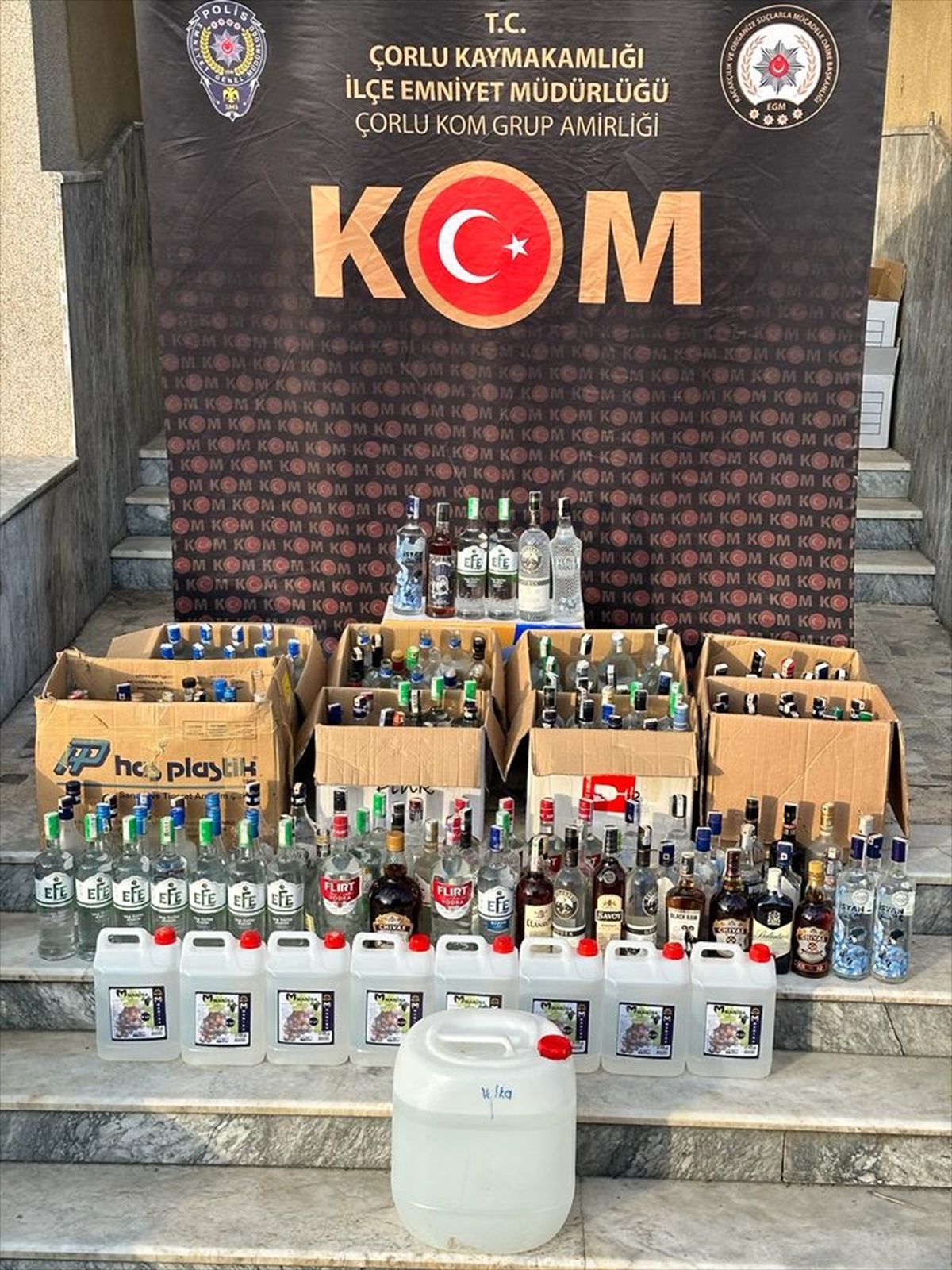 Tekirdağ\'da yapılan operasyonda çok sayıda gümrük kaçağı içki ele geçirildi
