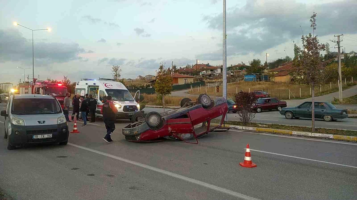 Çorum\'da Otomobil ile Hafif Ticari Araç Çarpıştı: 5 Yaralı