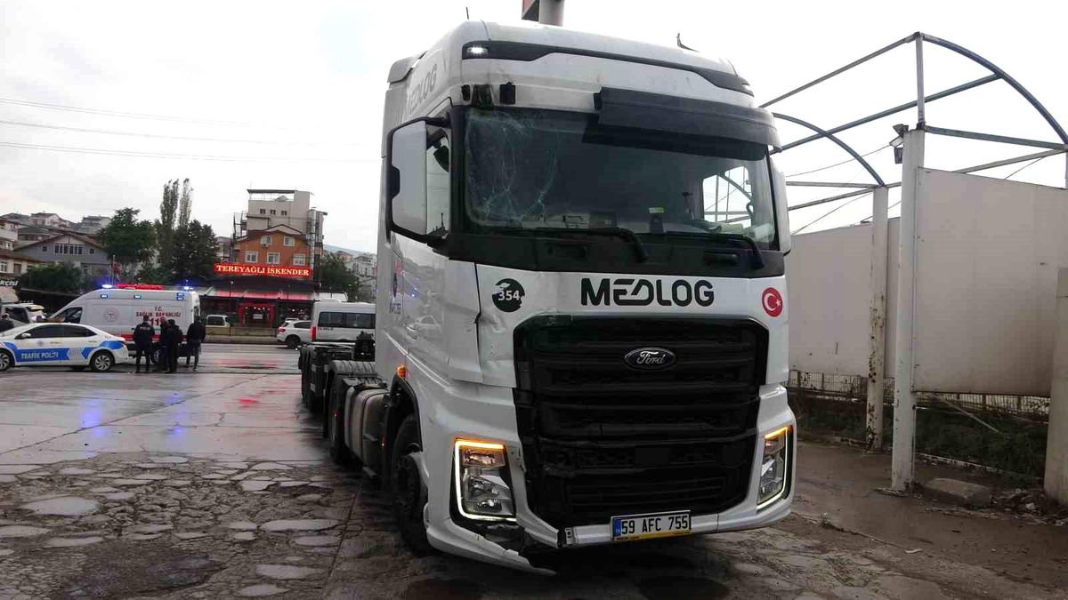 Kocaeli\'de Tırın Belediye Otobüsüne Çarpması Sonucu 9 Kişi Yaralandı