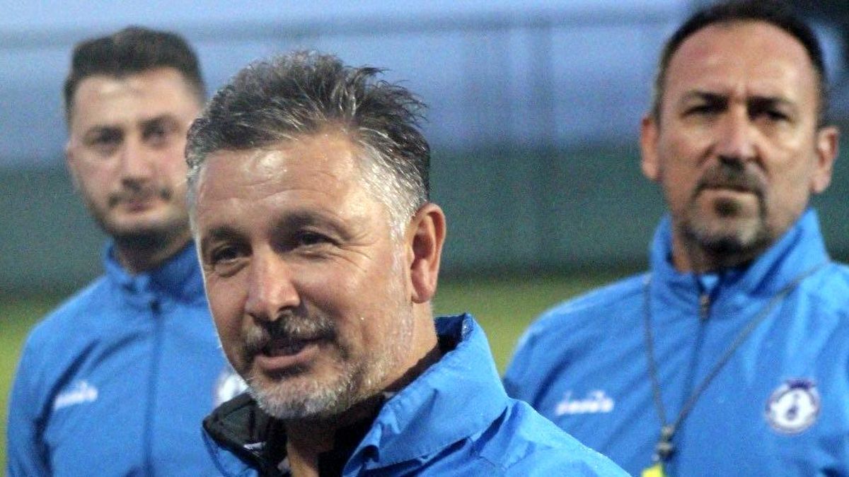 Afyonspor Teknik Direktörü Sinan Yücer, Futbolcularla İlk Toplantısını Yaptı