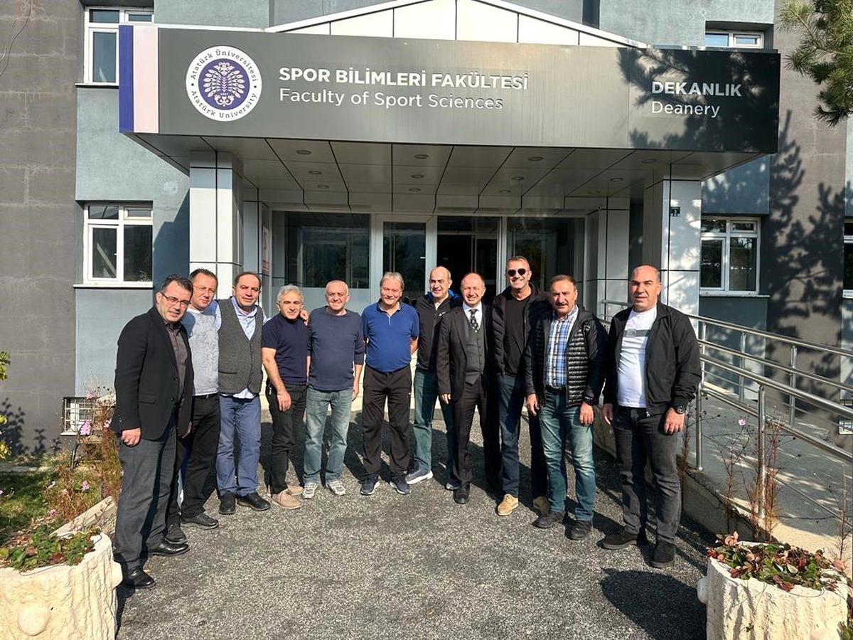 Atatürk Üniversitesi Beden Eğitimi ve Spor Yüksek Okulu\'nun ilk mezunları hocalarına sürpriz yaptı