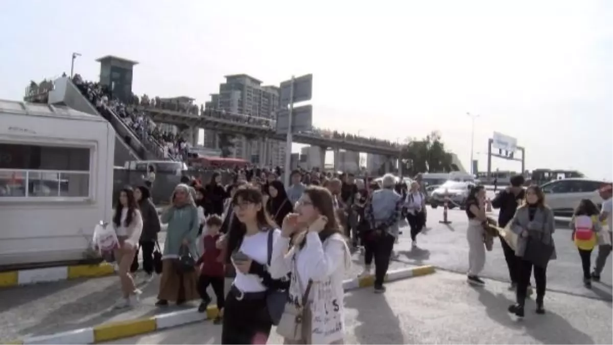 TÜYAP Uluslararası Kitap Fuarı\'nda Kitapseverler Yoğun İlgi Gösterdi