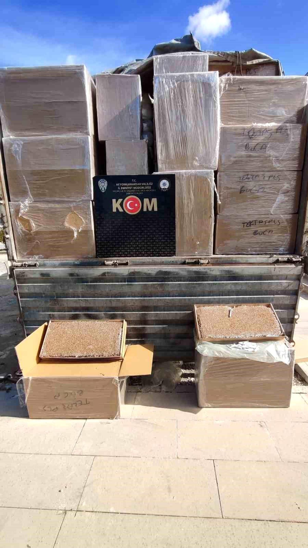 Afyonkarahisar\'da Kaçak Makaron ve Elektronik Sigara Operasyonu