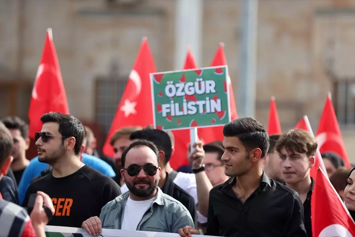 AK Parti Gençlik Kolları İsrail\'in Gazze\'ye yönelik saldırılarını protesto etti