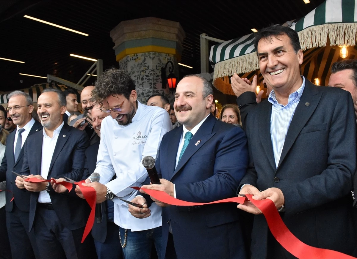 TBMM Sanayi, Ticaret, Enerji, Tabii Kaynaklar, Bilgi ve Teknoloji Komisyonu Başkanı Mustafa Varank, İtalyan şef Danilo Zanna\'nın Bursa\'daki restoranının açılışına katıldı