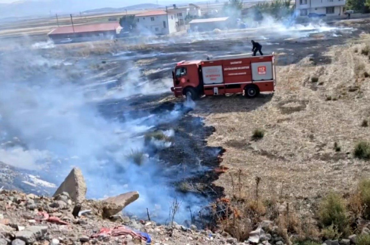 Gaziantep\'te Akaryakıt İstasyonu Yakınındaki Arazide Yangın Çıktı
