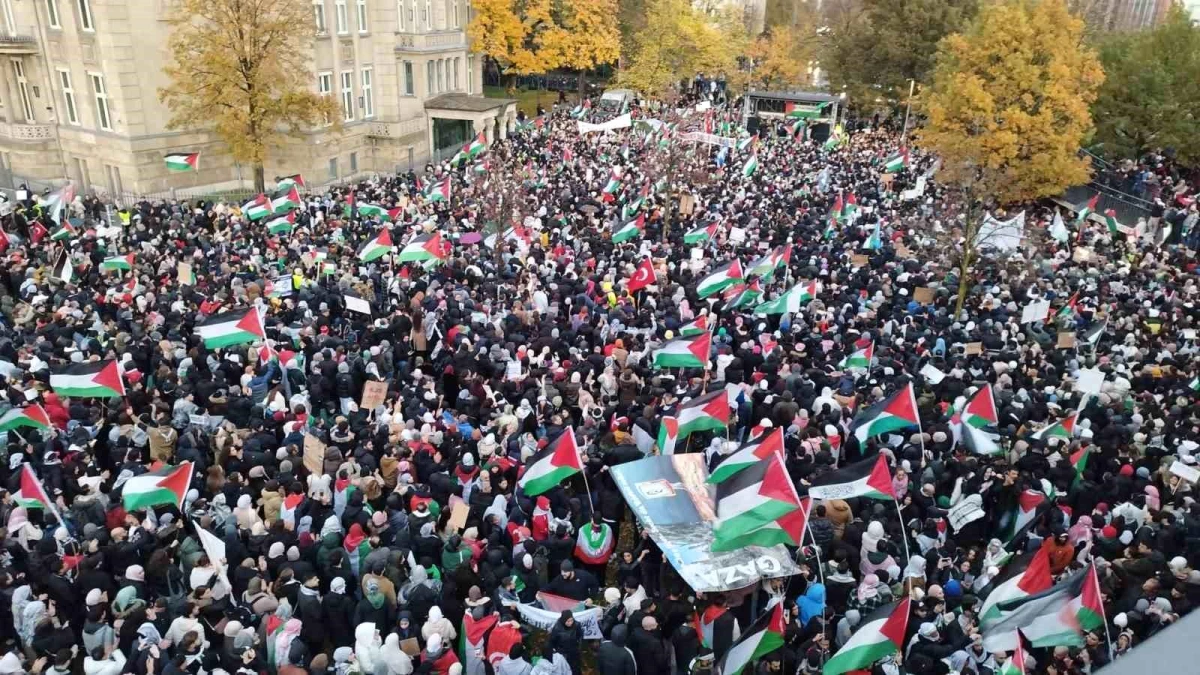Düsseldorf\'ta Filistin\'e Destek Yürüyüşü Düzenlendi