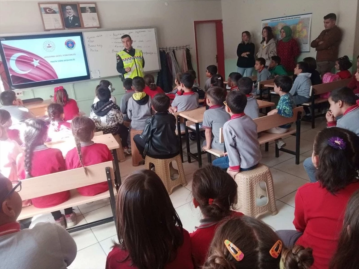 Amasya İl Jandarma Komutanlığı 105 öğrenciye trafik eğitimi verdi