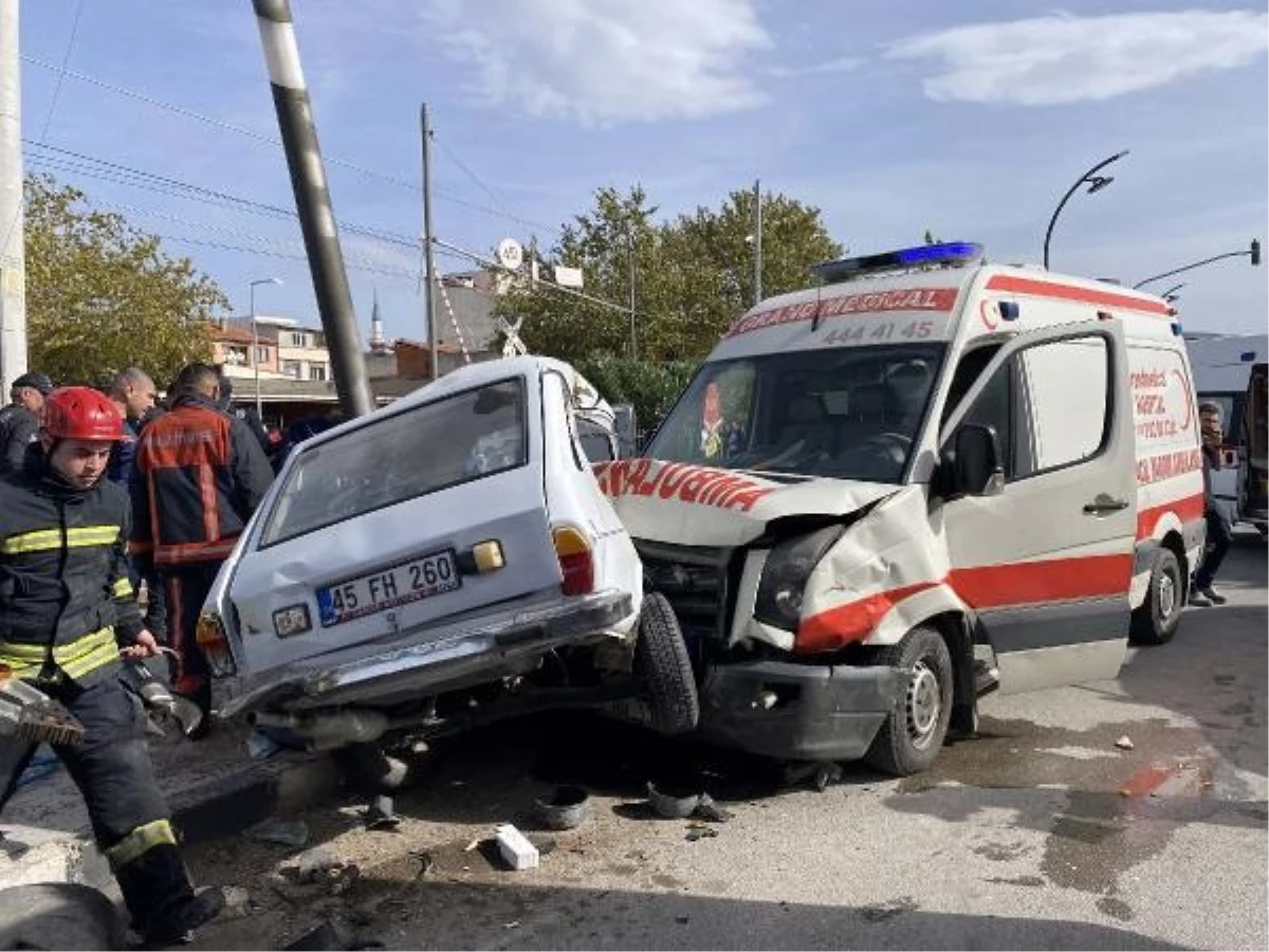 Manisa\'da Ambulans Kaza Yaptı: 2 Yaralı