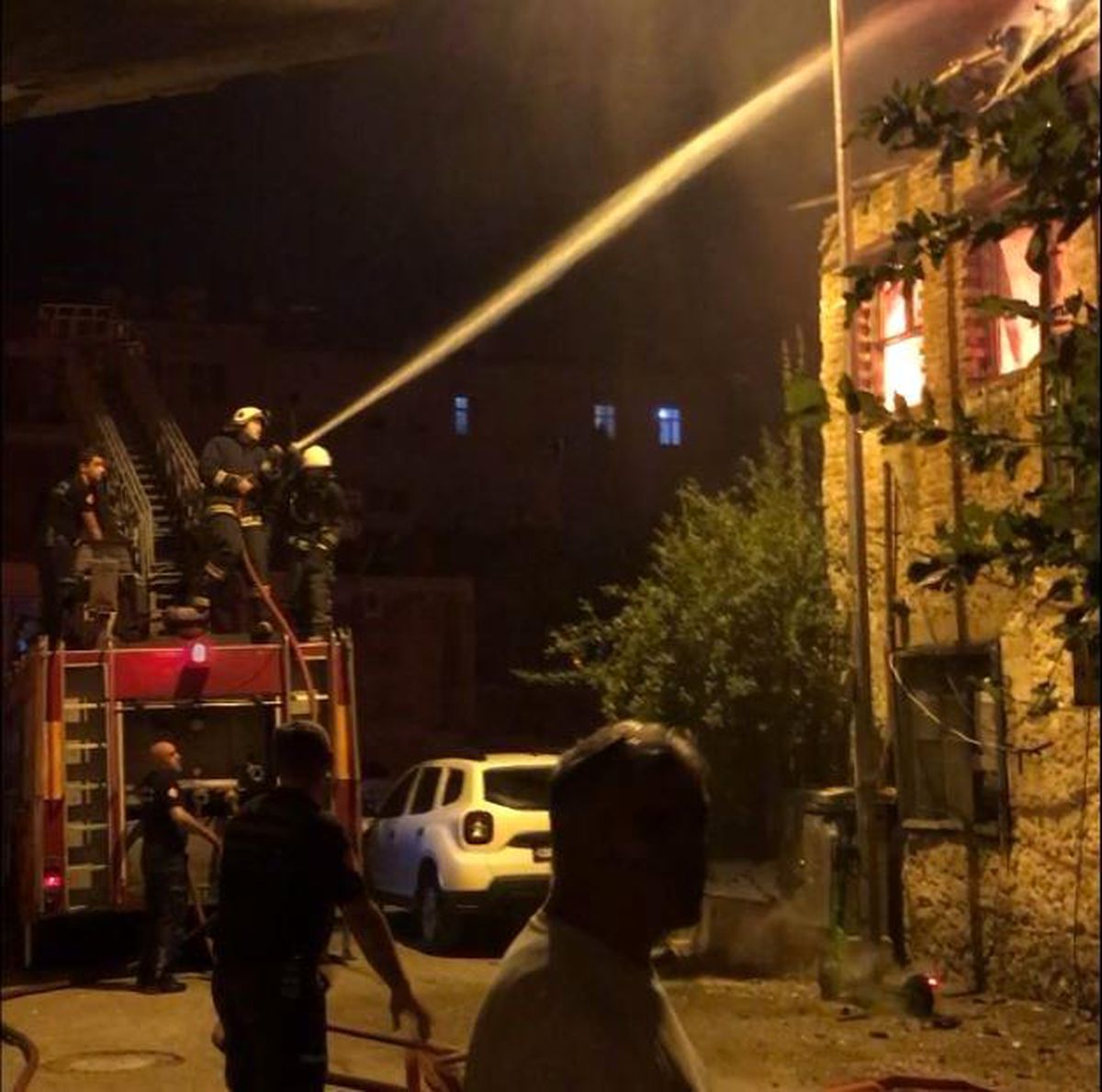 Antalya\'da kullanılmayan iki katlı ahşap yapı yangında zarar gördü