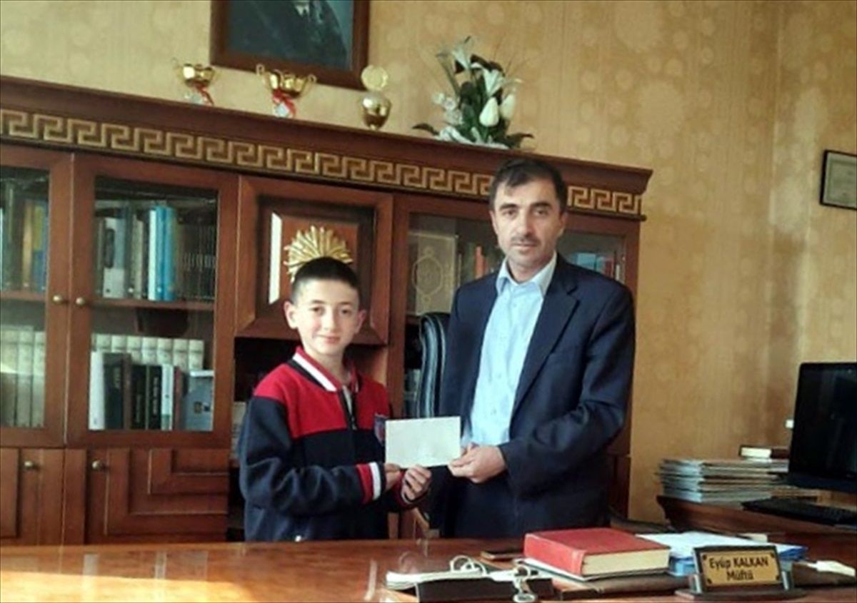 Ardahan\'da ortaokul öğrencisi yarışmadaki birincilik ödülünü Filistin\'e bağışladı