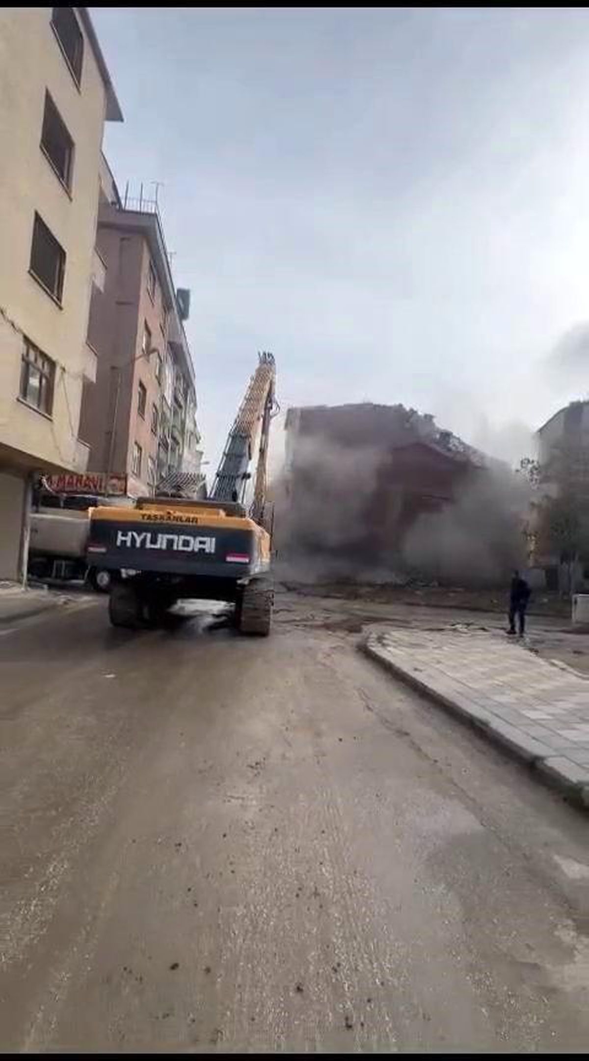 Kahramanmaraş merkezli depremlerde hasar alan binalar yıkılıyor