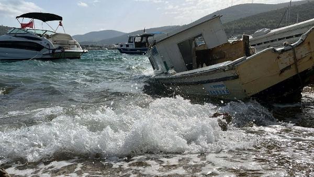 Bodrum\'da Fırtına: 3 Tekne Karaya Oturdu