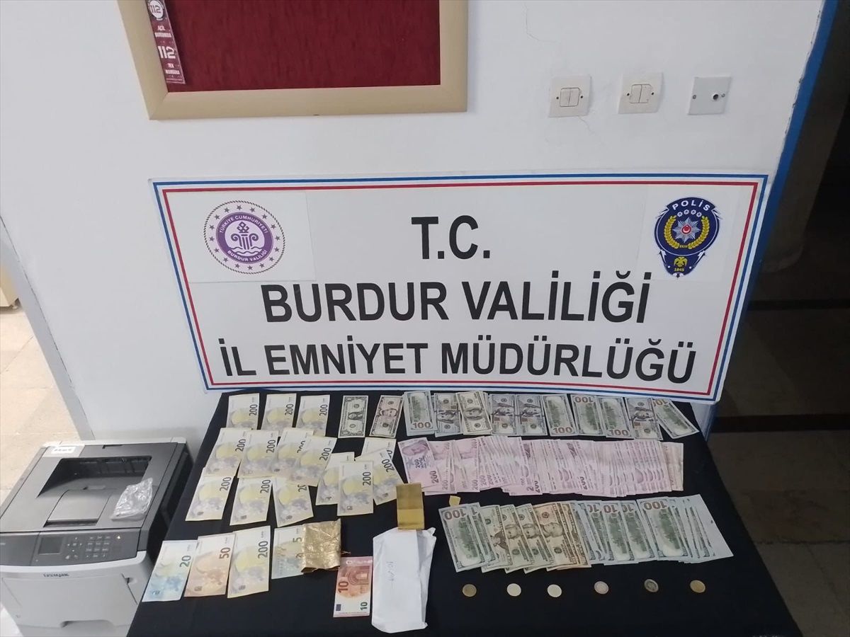 Burdur\'da Park Halindeki Araçtan 1 Milyon 500 Bin Değerinde Döviz ve Altın Çalındı