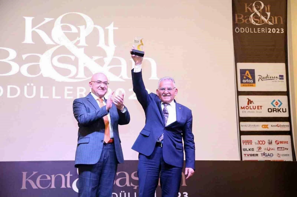 Kayseri Büyükşehir Belediye Başkanı Dr. Memduh Büyükkılıç, İç Anadolu Bölgesi\'nin En Başarılı Belediye Başkanı Ödülü\'ne layık görüldü