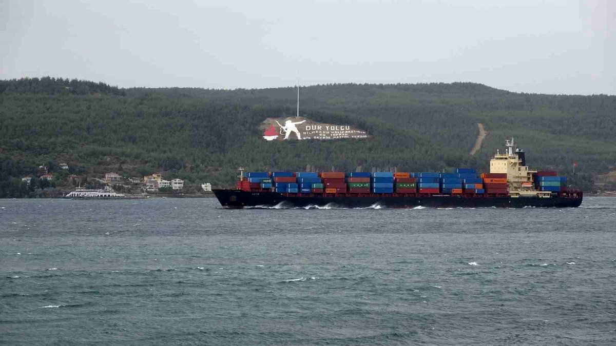 Çanakkale Boğazı, şiddetli fırtına nedeniyle transit gemi geçişlerine çift yönlü kapatıldı