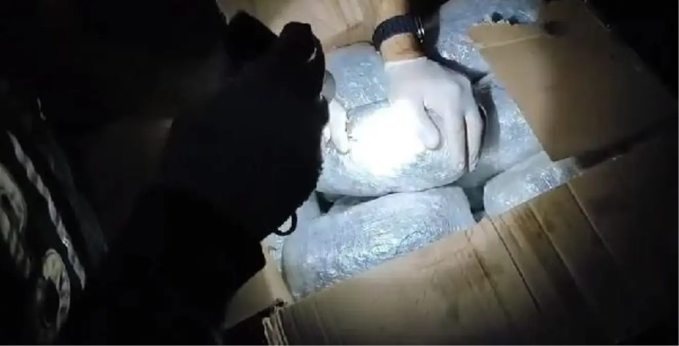 Sakarya'da Durdurulan TIR'da Uyuşturucu ve Aranan Şüpheli Ele Geçirildi