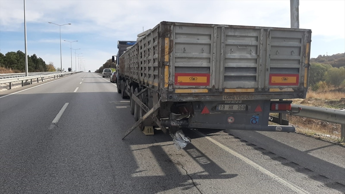 Çorum\'da tıra arkadan çarpan otomobildeki aynı aileden 3 kişi yaralandı