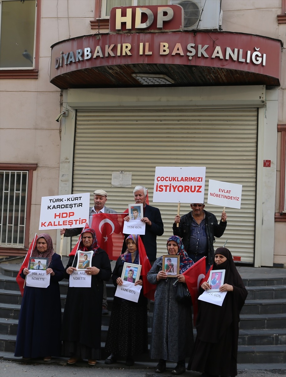 Diyarbakır\'da annelerin evlat nöbetine bir aile daha katıldı
