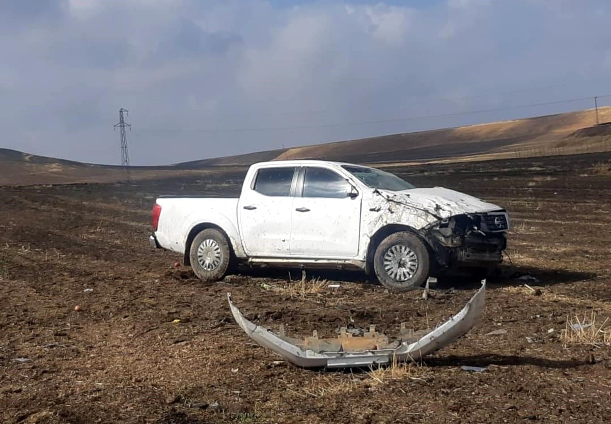 Diyarbakır\'da otomobil tarlaya uçtu: 2 yaralı