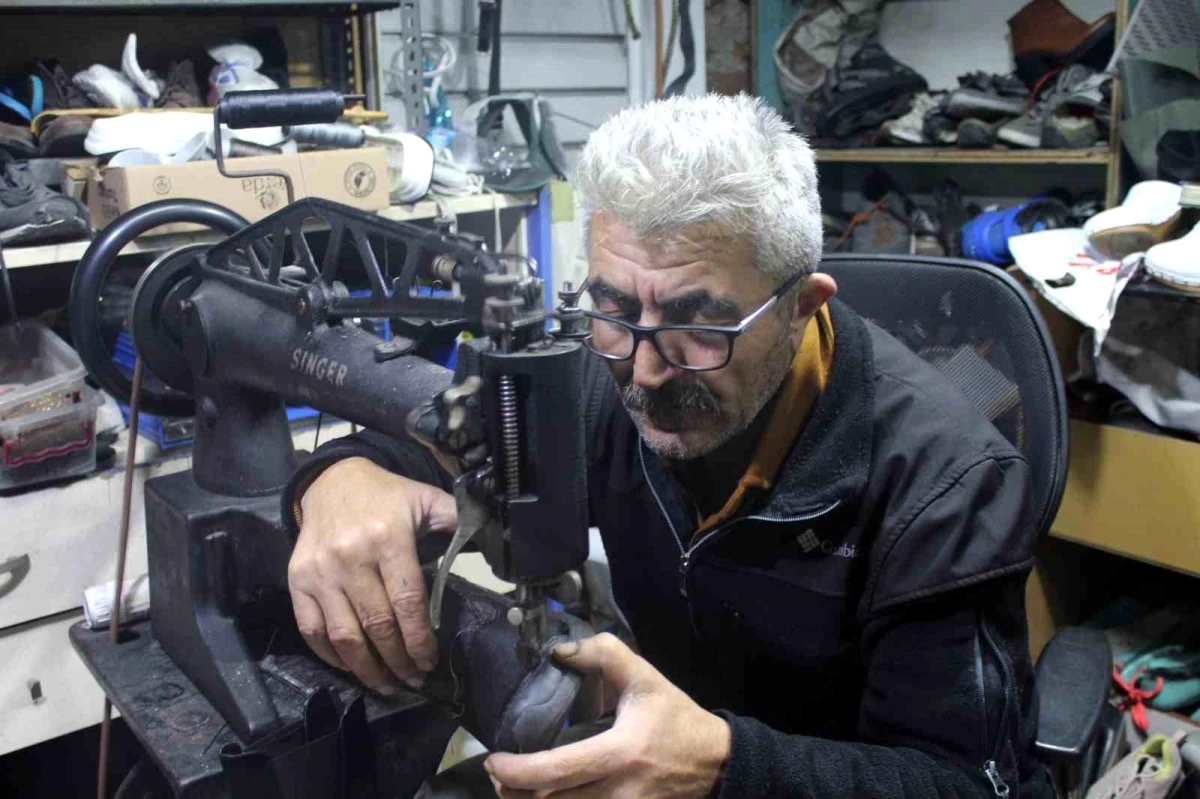 Eskişehir\'de Ayakkabı Tamircileri Kış Sezonunda Yoğun Mesai Yapıyor
