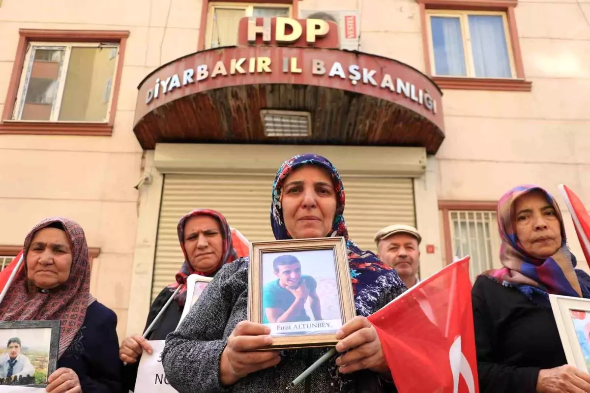 PKK\'nın dağa kaçırdığı çocuklar için evlat nöbetine bir aile daha katıldı