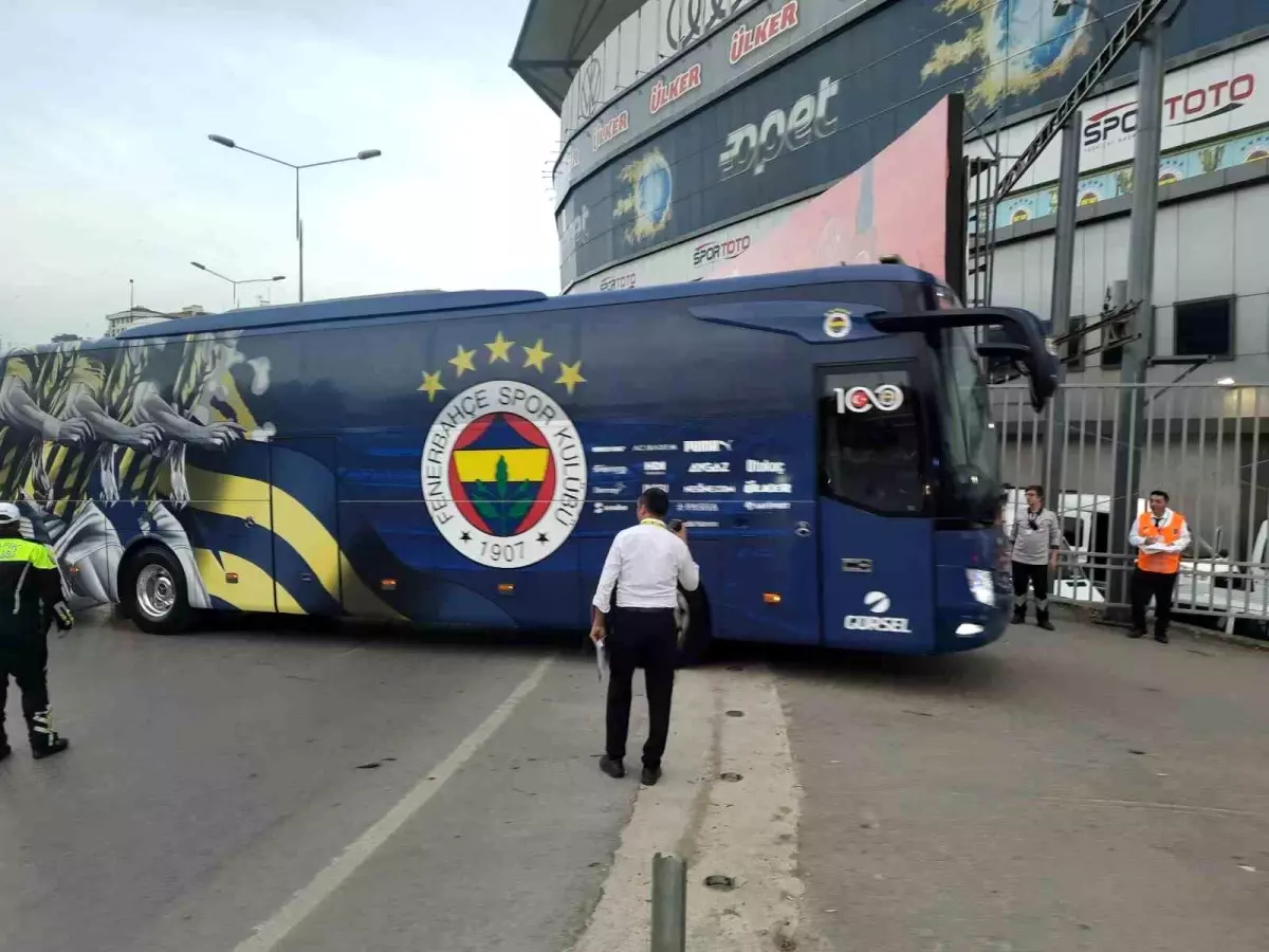 Fenerbahçe, Trabzonspor maçı için stada ulaştı
