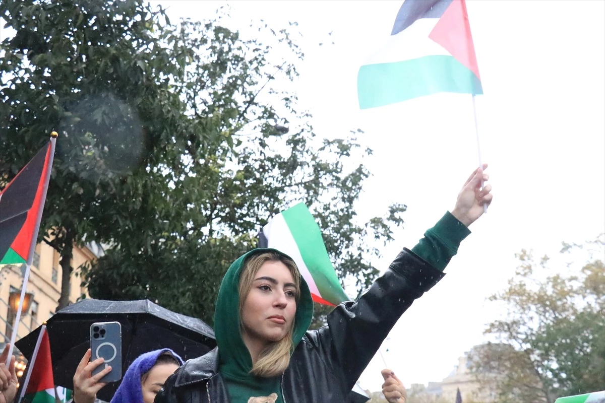 Fransa\'da İsrail\'e karşı Filistin\'e destek gösterileri düzenlendi