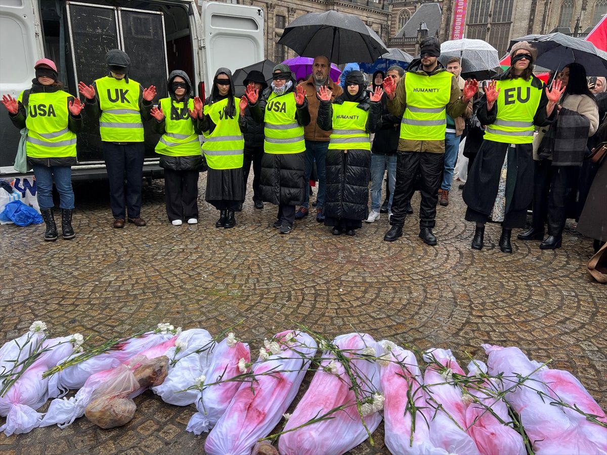 Amsterdam\'da İsrail\'in saldırılarına tepki gösteren grup