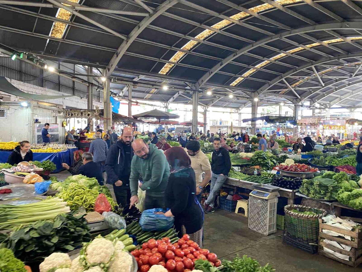 Zonguldak\'ta Halk Pazarında Alışveriş Yoğunluğu Devam Ediyor