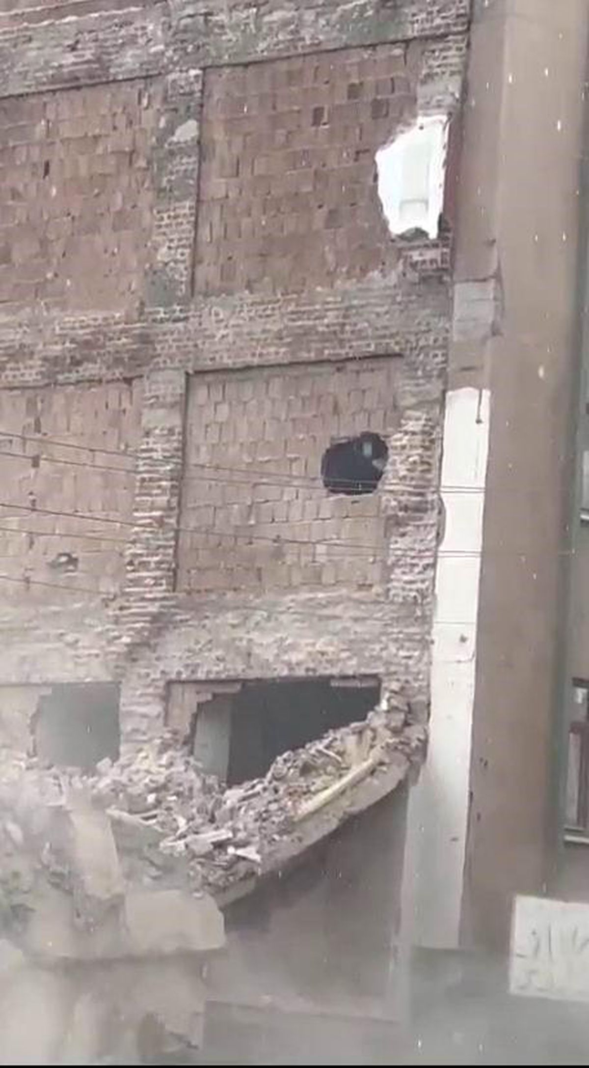 Elazığ\'da depremde hasar gören binanın yıkımı sırasında sağlam bina hasar aldı