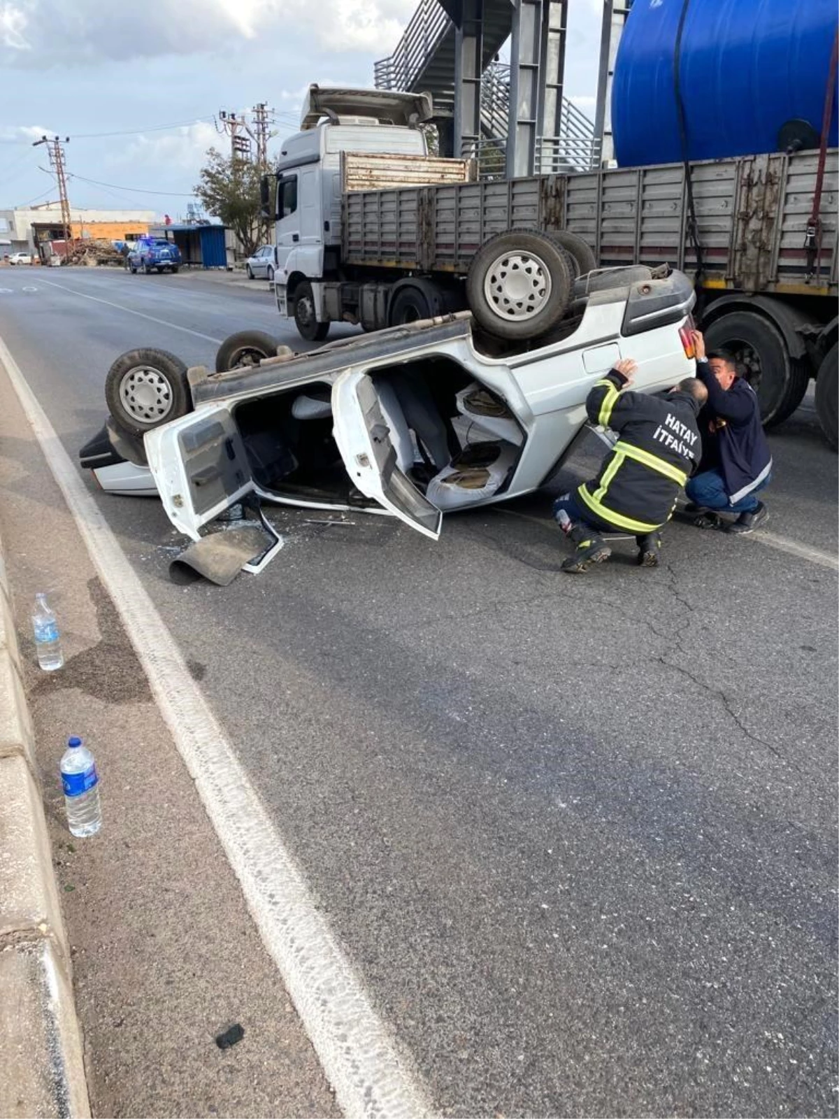 Hatay\'ın Belen ilçesinde kaza sonucu otomobilde sıkışan 2 kişiyi itfaiye ekipleri kurtardı