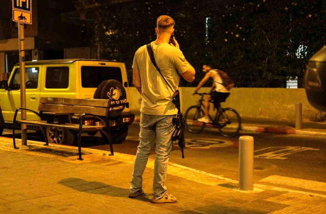 İsrail'de siviller silahlandı: Tel Aviv sokaklarında endişe verici manzaralar