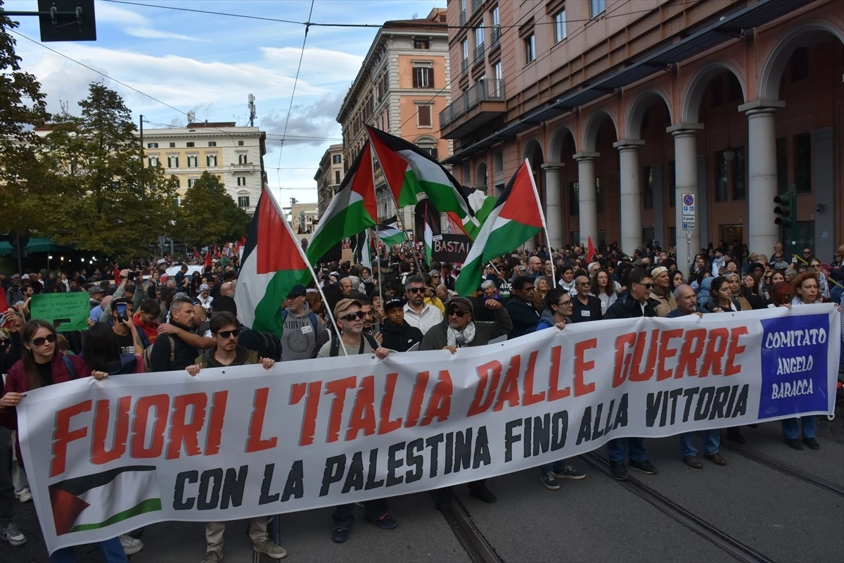 İtalya\'da Binlerce Kişi Filistin\'e Destek İçin Yürüdü