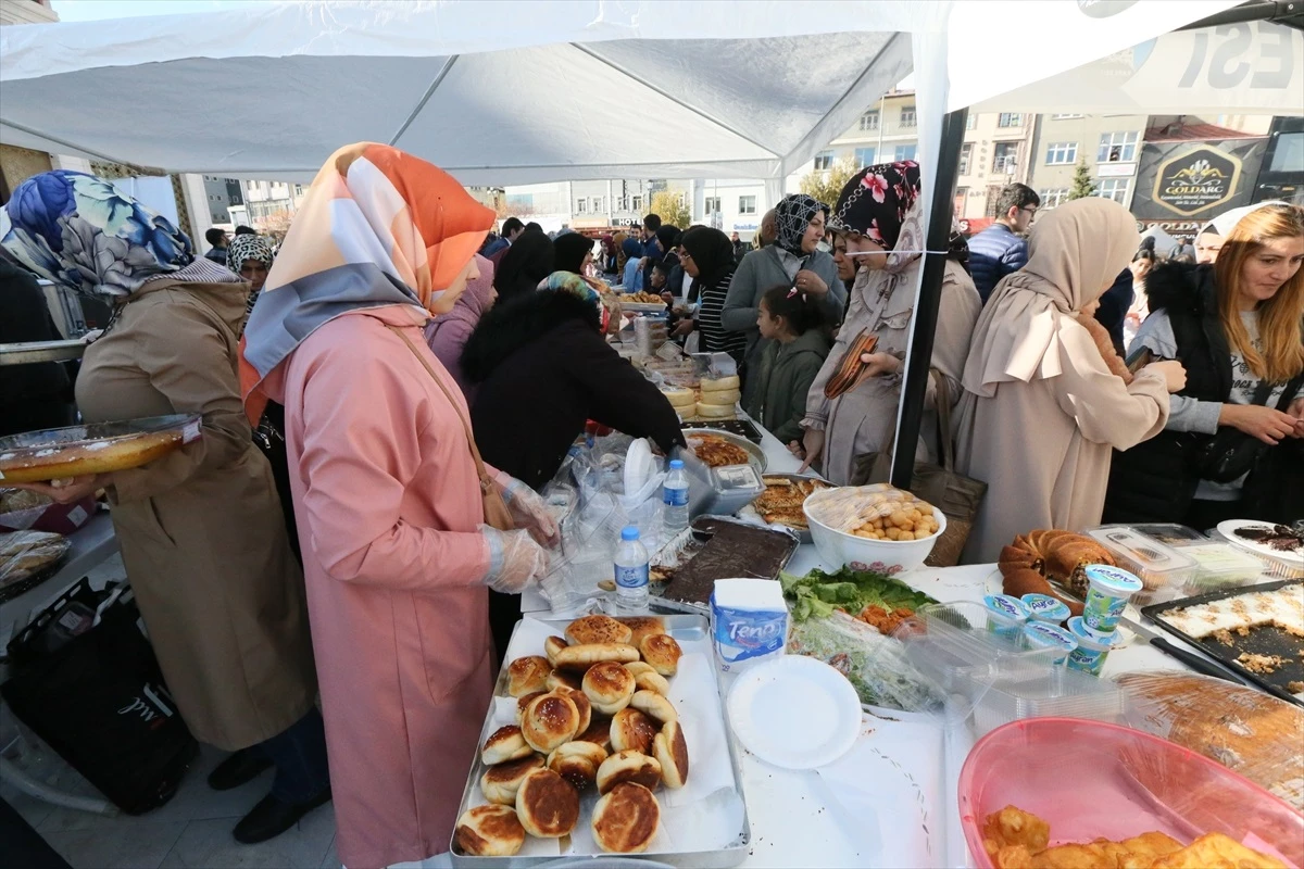 Kars\'ta açılan hayır çarşısında elde edilen gelirler Gazze\'ye gönderilecek