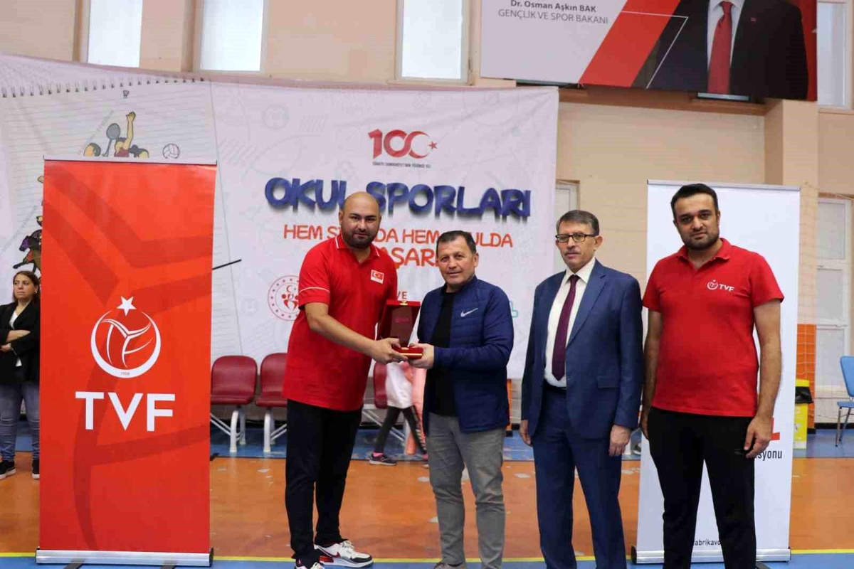 Kayseri\'de Fabrika Voleybol Okulu Açıldı