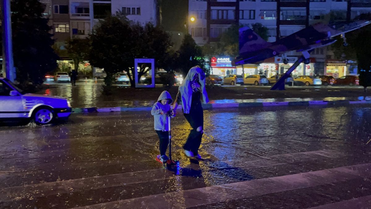 Kırklareli\'nde şiddetli sağanak hayatı olumsuz etkiledi