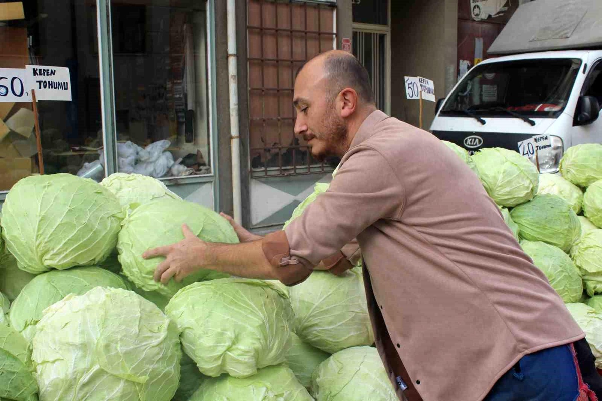 Eskişehir Semt Pazarlarında Lahananın Yerini Aldı