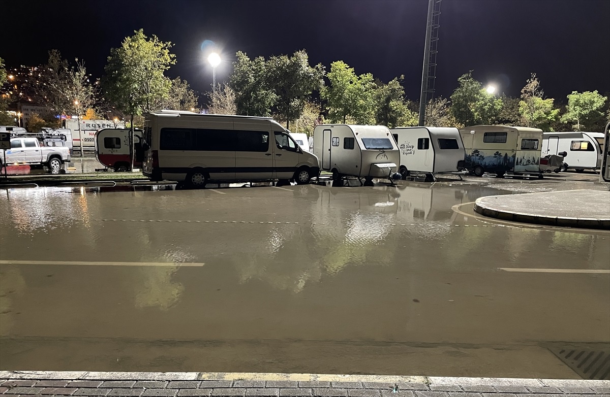 İzmit Körfezi\'nde Kuvvetli Rüzgar Nedeniyle Sahil Otoparkı Su Altında Kaldı