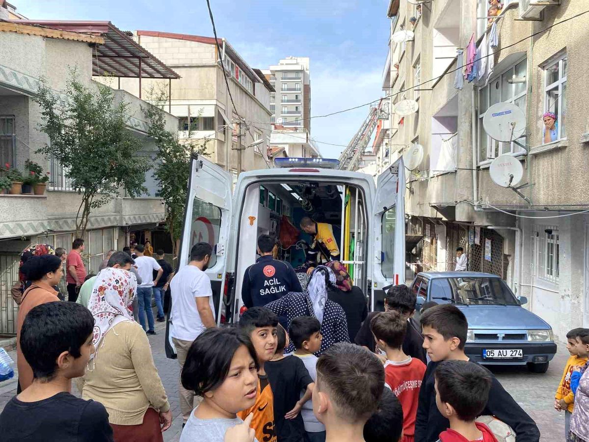 Küçükçekmece\'de 3 Katlı Binada Yangın Çıktı, Kadın Fenalaştı