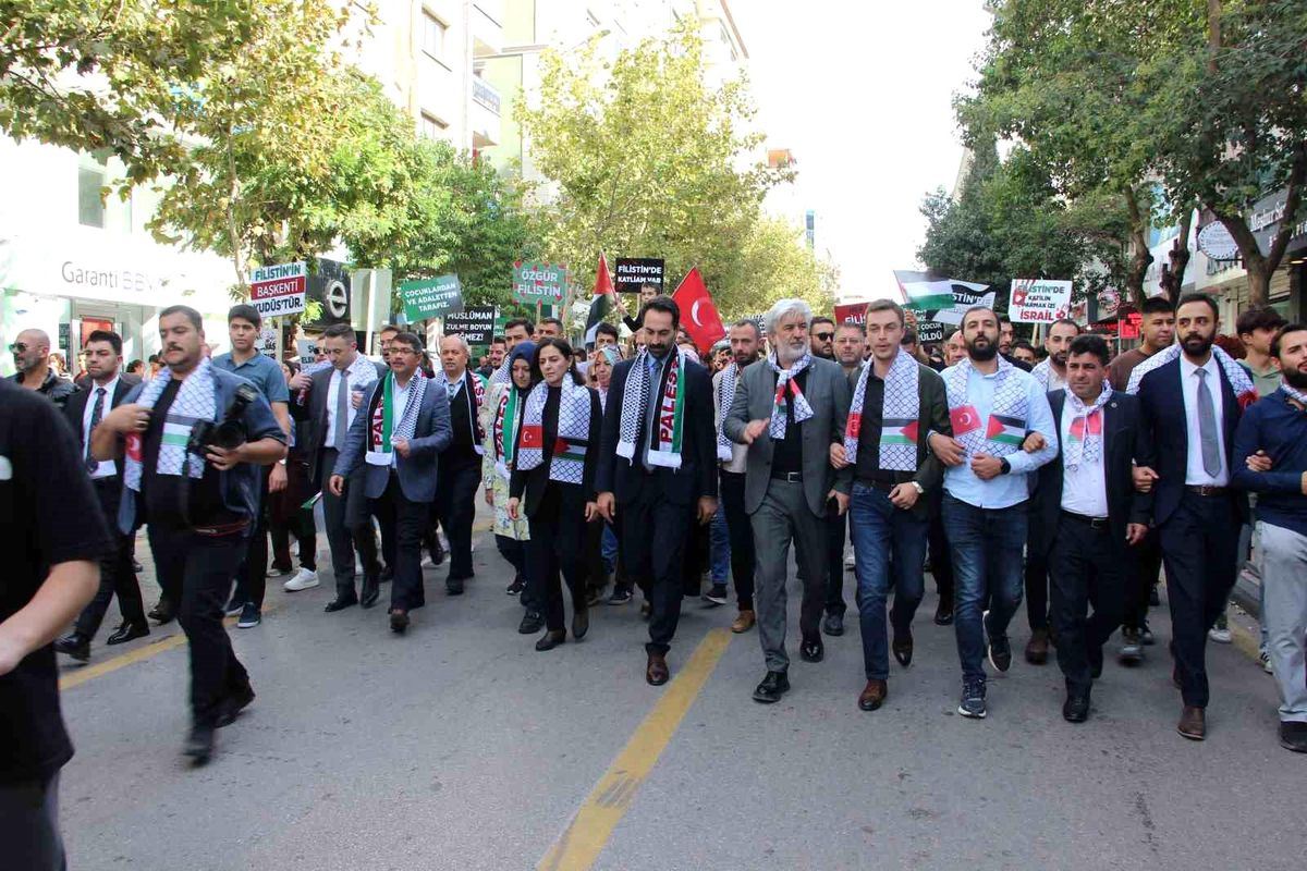 Manisa\'da Filistin\'e Destek Yürüyüşü ve Basın Açıklaması Gerçekleştirildi