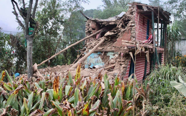 Nepal'de 6.4 büyüklüğünde deprem: 128 kişi hayatını kaybetti