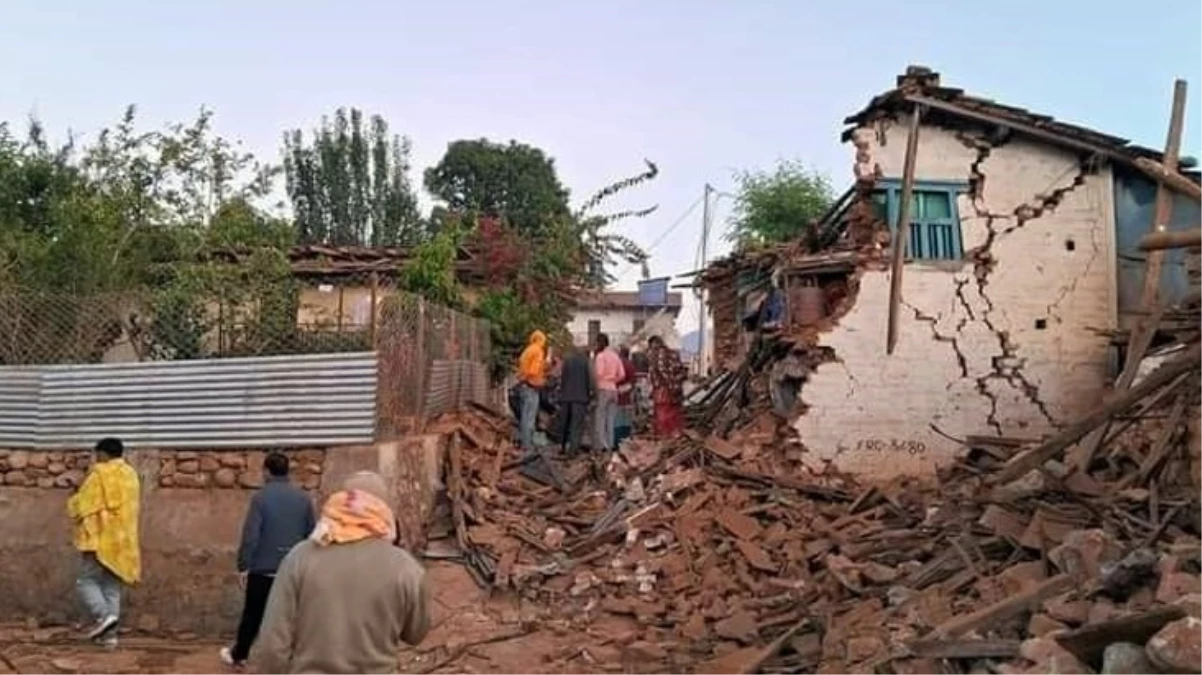 Nepal\'de 6.4 büyüklüğünde deprem: 128 kişi hayatını kaybetti