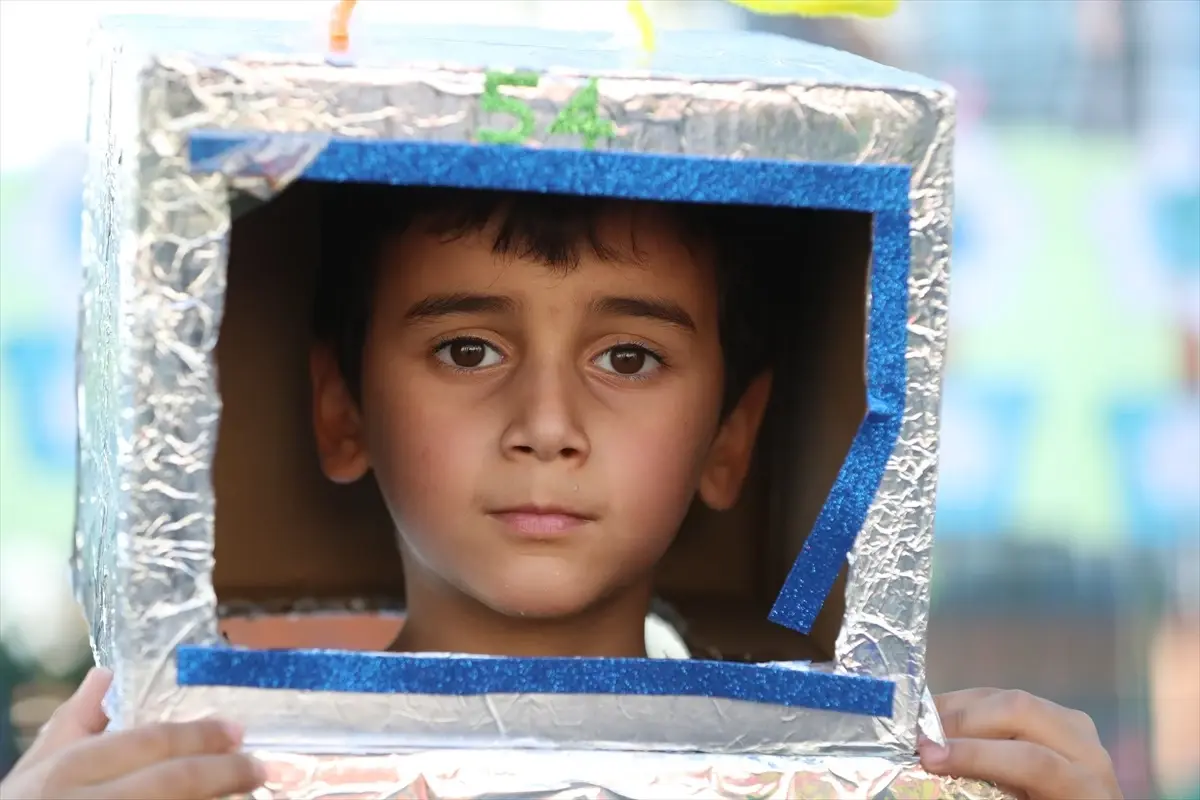Sakarya\'da anaokulu öğrencileri atık malzemelerden yapılan kıyafetlerle podyuma çıktı