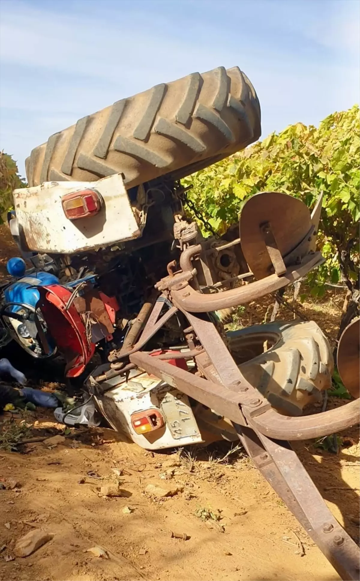 Sarıgöl'de devrilen traktörün sürücüsü hayatını kaybetti