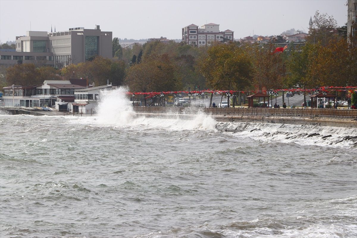 Lodos Tekirdağ\'da Deniz Ulaşımını Olumsuz Etkiliyor